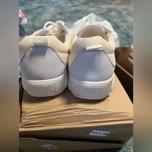 It a brand new shoes is come with box